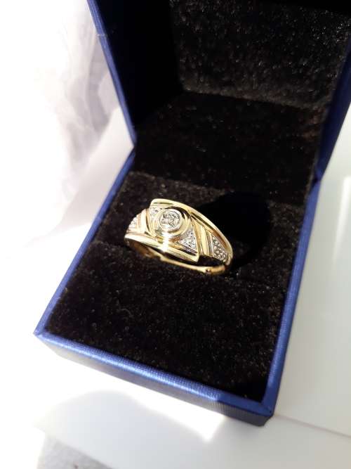 9ct Gold Ladies solitaire Diamond ring - PRE-OWNED